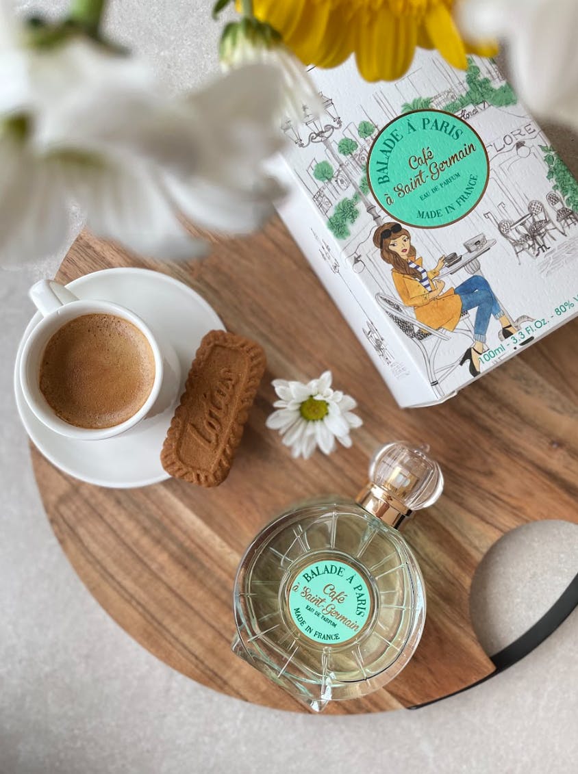 Jeanne Arthes Balade á Paris Café a Saint Germain